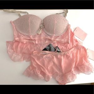 NWT René Rofé Lingerie set with bra and 2 Panties